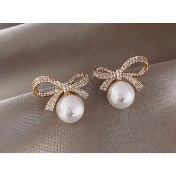 NWT 18K Gold Plated Shiny Bow-Tie Rhinestone Pearl Stud Earrings - Picture 1 of 5